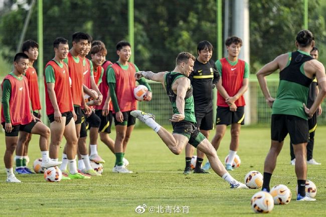 门一开，里面便传来一股土腥味道，迈步进去，发现整个房间什么都没有，只有一盏灯孤零零的挂在房间顶部，而且灯泡的瓦数很低，光线也十分昏暗。